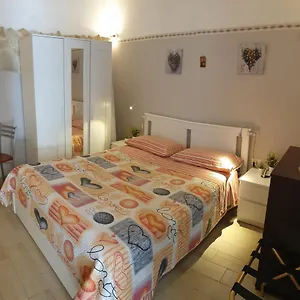 Giovanni S Little House Apartament Katania
